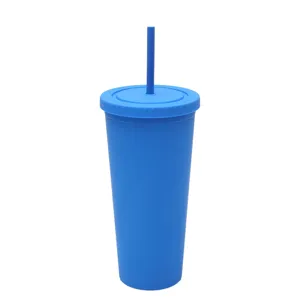 Primo piano dettagliato del corpo della tazza con cannuccia in plastica blu opaca.