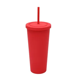 Vista dettagliata del bicchiere in plastica rossa a doppia parete da 710 ml con cannuccia.