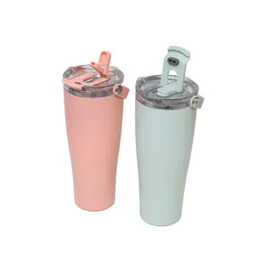 Dettaglio del bicchiere isolante in acciaio inossidabile con coperchio ermetico e design.