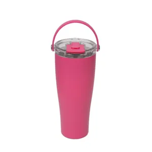 Primo piano dettagliato del bicchiere termico in acciaio inossidabile rosa con coperchio e manico.