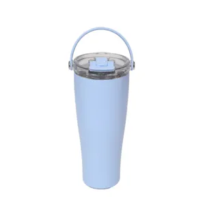 Vista dettagliata del bicchiere isolante azzurro con manico e coperchio trasparente, design portatile.