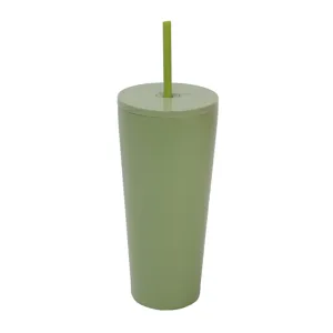 Vue détaillée du gobelet à paille isolé en acier inoxydable, design portable et mignon.
