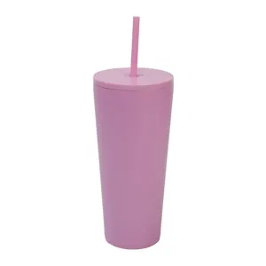 Détail de tasse en acier inoxydable, mug isotherme rose à double paroi avec paille.