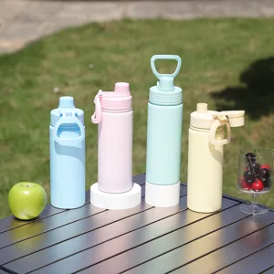 Detailansicht des tragbaren 500ml Vakuum-Isolierflaschen-Sets, bunter Studenten Sportbecher.