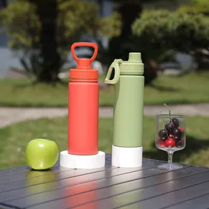 Outdoor Detailansicht tragbarer 500ml Vakuum Sport Trinkflaschen in leuchtendem Orange und Grün.