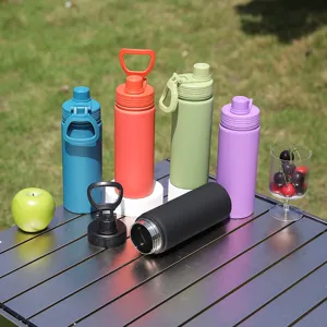 Detailansicht der tragbaren Edelstahl-Vakuum-Isolierflasche im Freien mit bunten Farben.