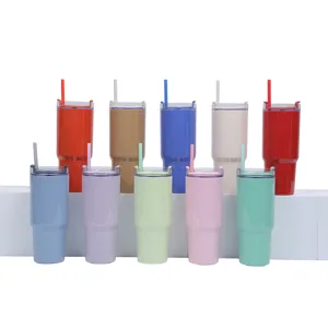 Gobelets colorés avec paille et couvercle, idéaux pour le sport en plein air et les voyages.