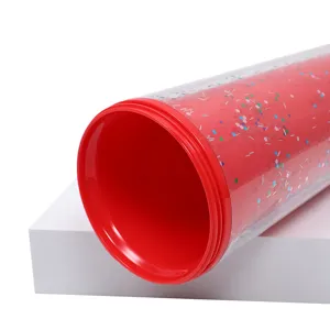 Vista detalle vaso de plástico con purpurina, taza de café térmica con confeti.