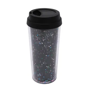 Vista detallada de la taza de café de plástico de 16oz con purpurina y confeti multicolor.