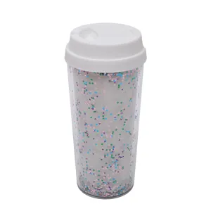 Primer plano detallado de la taza de café de viaje de plástico transparente con purpurina.