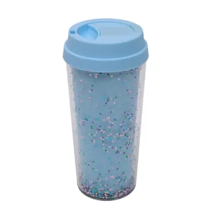 Vista detallada de la taza de café de viaje de plástico azul de doble pared con purpurina.