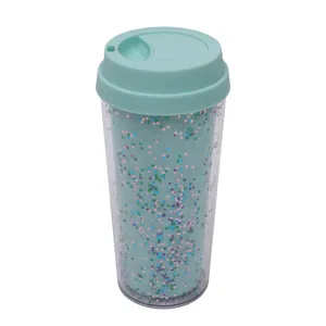 Vista detallada del vaso de café de plástico de doble pared de 16oz con purpurina.