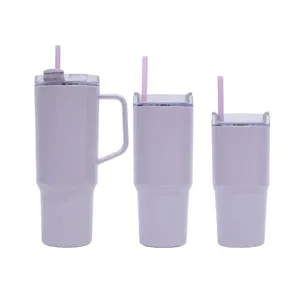 Grand ensemble de trois tasses violettes avec poignée et paille pour voyage extérieur.
