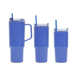 Grand set de tasses avec poignée et paille, tasse d'eau de voiture isolée pour extérieur.