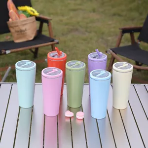 Bicchiere isolato in acciaio inossidabile con cannuccia borraccia portatile vuota all'aperto