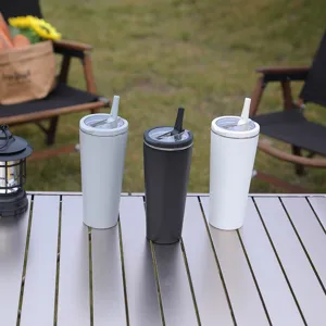 Tumbler termico in acciaio inossidabile per campeggio con cannuccia e coperchio a doppio uso.