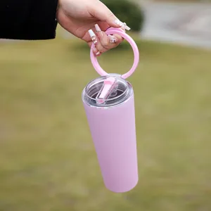 Dettaglio bicchiere termico rosa mano che tiene foto prodotto lifestyle esterno