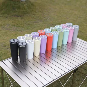 Vista dettagliata che mostra vari bicchieri termici colorati disposti ordinatamente fuori.