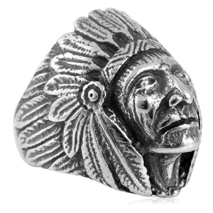 Gros plan detaille de la bague chef indien vintage, avec gravure complexe de coiffe de plumes.