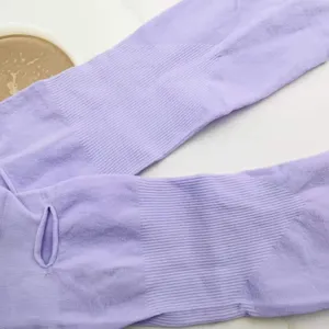 Detaillierte Nahaufnahme mit weicher Stricktextur und Daumenloch-Design der lila Sonnenschutzärmel.