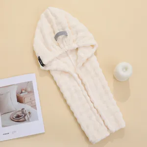 Vue détaillée du bonnet de bain absorbant en microfibre douce avec fermeture à bouton.