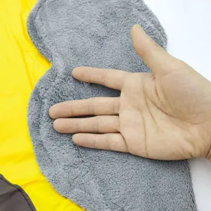 Gros plan détaillé de la serviette éponge grise douce pour tablier étanche de cuisine.