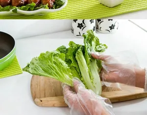 Gants en plastique transparent jetables vue de détail, parfaits pour la cuisine et ménage.