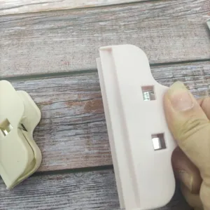 Λεπτομέρεια από μεγάλο πλαστικό κλιπ σφράγισης τροφίμων με ροζ χρώμα και ελατήριο.