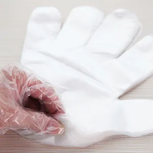 Gants de protection blancs jetables vue detaillee, propres et hygieniques pour le menage.