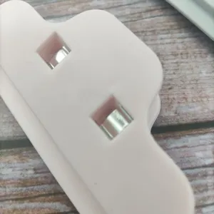 Λεπτομερές κοντινό πλάνο της ροζ πλαστικής τσιμπίδας σφράγισης τροφίμων με ελατήριο.