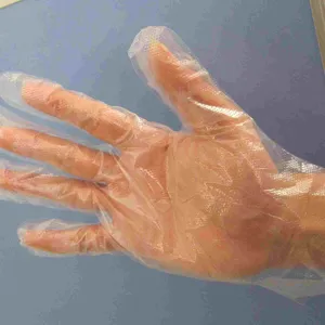 Gants en plastique jetables transparents pour le nettoyage domestique et la protection.