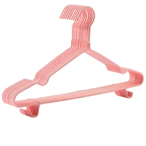 Roze kinderen kledinghangers stapel close-up, kunststof antislip drogen kledinghanger details
