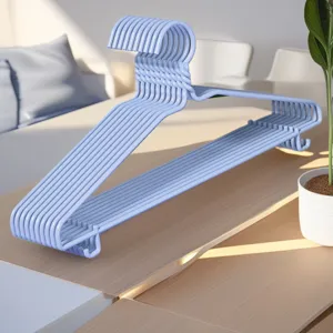 Gedetailleerd overzicht van lichtblauwe kunststof kledinghangers met antislip haak en stang.