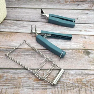 Stainless steel anti-scalding dish clip detail view, practical kitchen tool for hot bowls.
