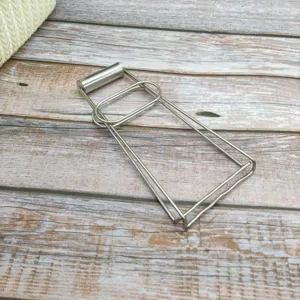 Stainless steel anti-scalding bowl clip detail shot, perfect kitchen tool for hot dishes.