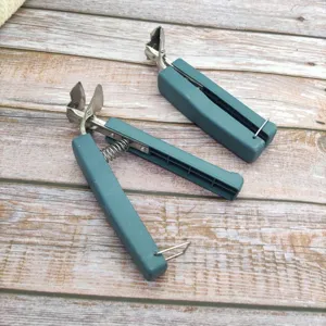 Stainless steel anti-scald bowl clip detail view, practical kitchen tool for hot plates.