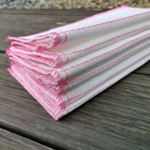 Nahaufnahme Detail des weißen Reinigungstuchs Stapel mit leuchtend rosa Kanten, Küchenhelfer.