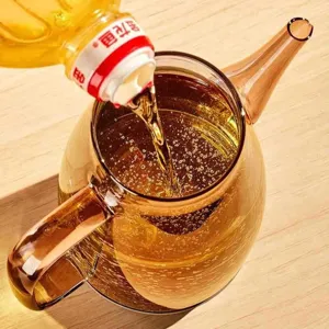 Pratica bottiglia distributore di olio in vetro borosilicato ambrato per cucina.