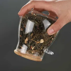 Transparante glazen opbergpot met houten basis en handvat, ideaal voor thee en droogvoer.