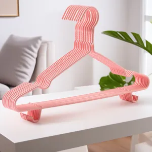 Roze kunststof kledinghanger detail, antislip ontwerp voor garderobe organisatie thuis