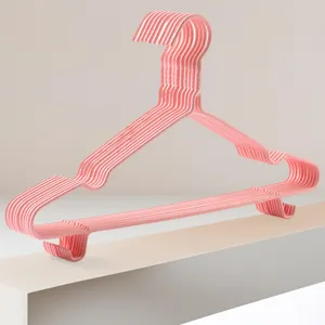 Roze dikke kunststof kledinghangers met haken, antislip ruimtebesparende kledinghanger.