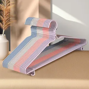 Duurzaam gekleurde kledinghangers detail, glad oppervlak en stevig ontwerp voor kledingkast.
