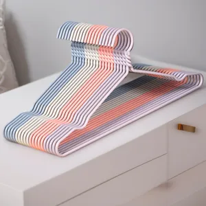 Kleurrijke kunststof gecoate kinderkledinghangers antislip kledinghangers voor de garderobe