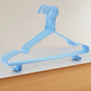 Set van 40cm dikke kunststof kledinghangers met handige haken voor kledingkast opslag