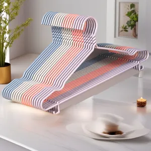 Detailopname van kleurrijke antislip kunststof kledinghangers, netjes gestapeld voor thuis.