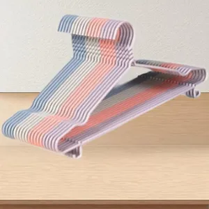 Detailopname van meerkleurige kunststof kledinghangers met duurzaam verdikt ontwerp voor thuis.