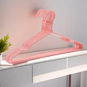 Gedetailleerd overzicht van roze kinderhangers, handig antislipontwerp voor kinderkleding.