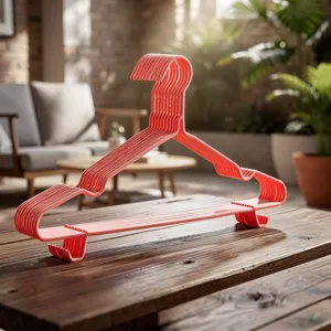 Antislip kunststof kledinghangers met bandhaken, duurzaam ontwerp voor thuis kledingkast gebruik.