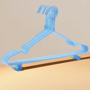 Gedetailleerde close-up van verdikte lichtblauwe kleerhangers met handig haakontwerp.