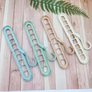 Detailansicht des Neun-Loch Kleiderbügels, zeigt das faltbare und platzsparende Design.